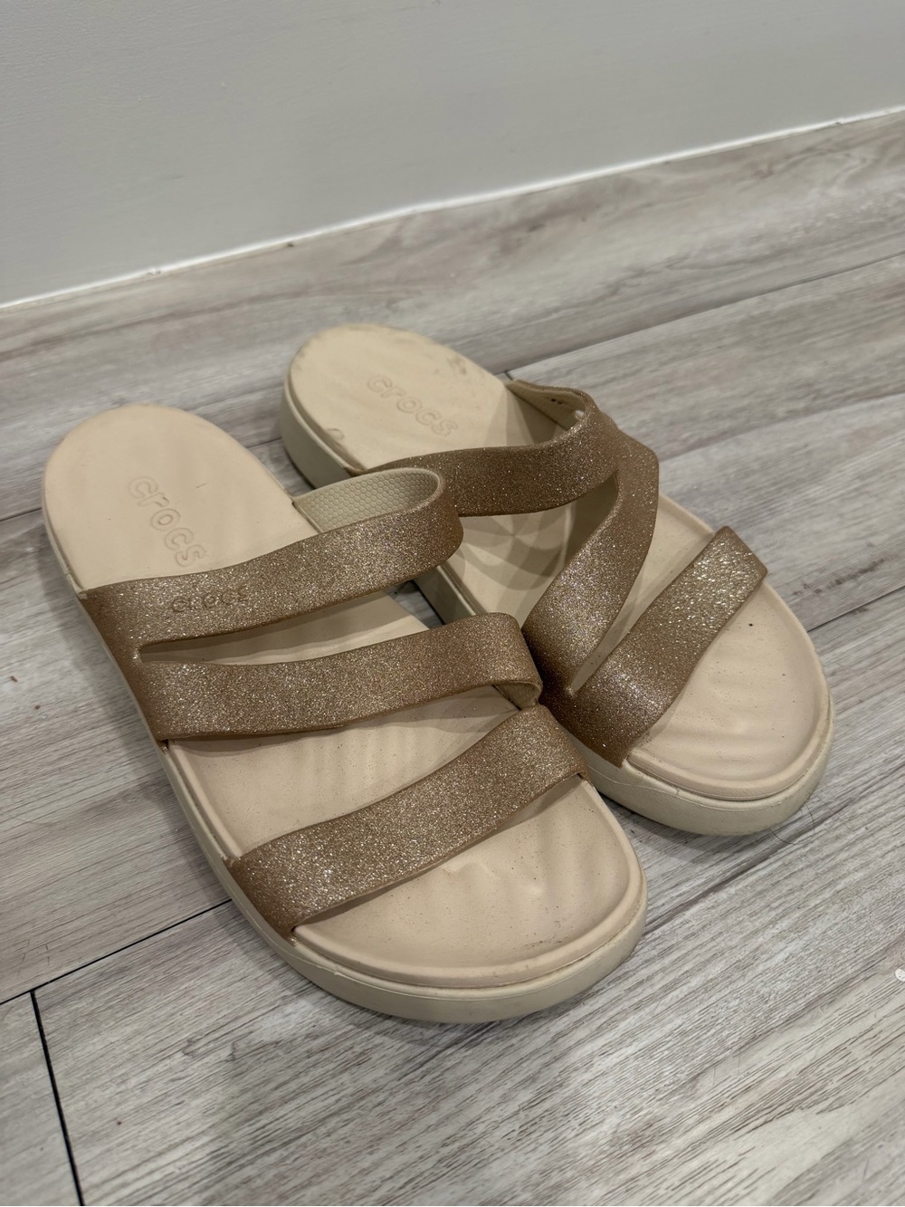 CROCS Women’s Tan Glitter Triple-Strap Slide Sandals